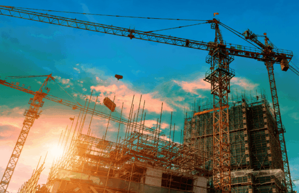 建設費高騰の背景を象徴する建設現場の写真。不動産投資に影響する建築コスト上昇を解説するコラム用サムネイル画像